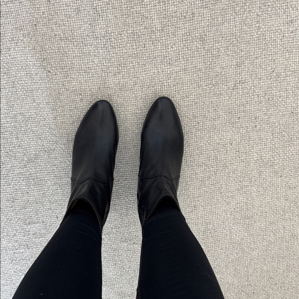 FRYE AND CO. Black and Tan Ankle Boots